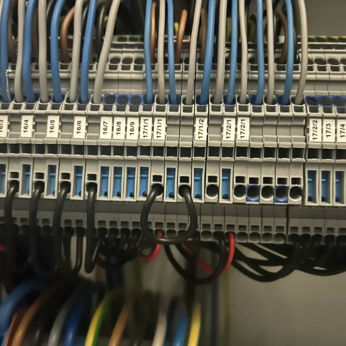 Elektriker bei Elektroinstallation im Ruhrgebiet